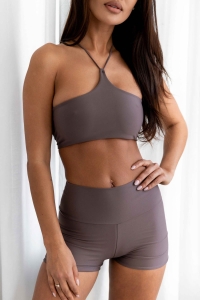 bodya fioletowa góra stroju kąpielowego na modelce – wiązana na plecach, widok z przodu