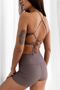 bodya fioletowa góra stroju kąpielowego na modelce – wiązana na plecach, widok z tyłu