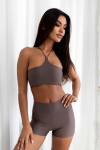 bodya fioletowa góra stroju kąpielowego na modelce – wiązana na plecach, widok z przodu