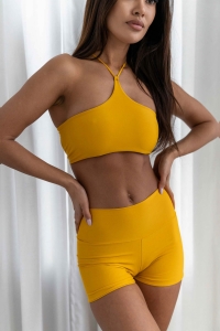 bodya żółta góra stroju kąpielowego na modelce – wiązana na plecach, widok z przodu