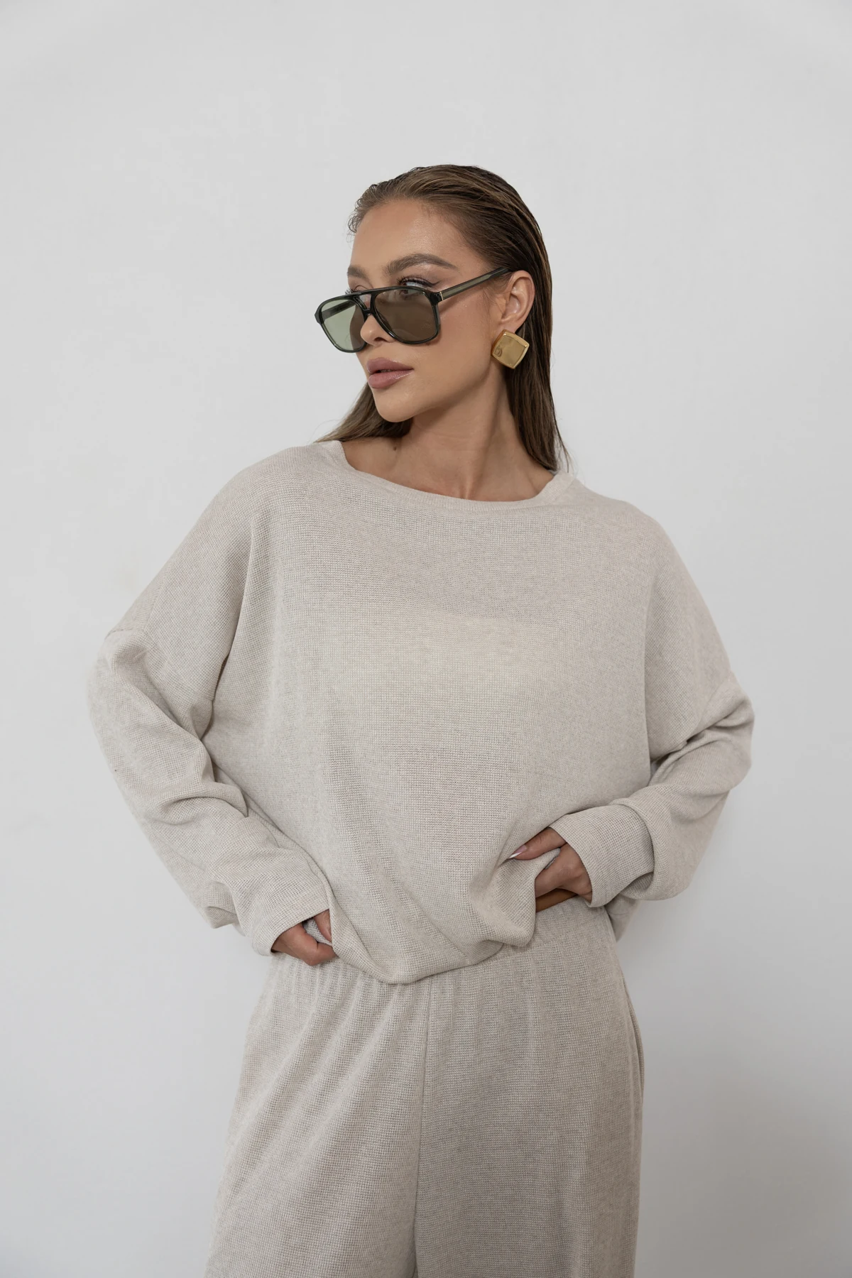 Nomada - bluzka oversize ze ściągaczem sweterkowa dzianina kolor Latte / kremowy