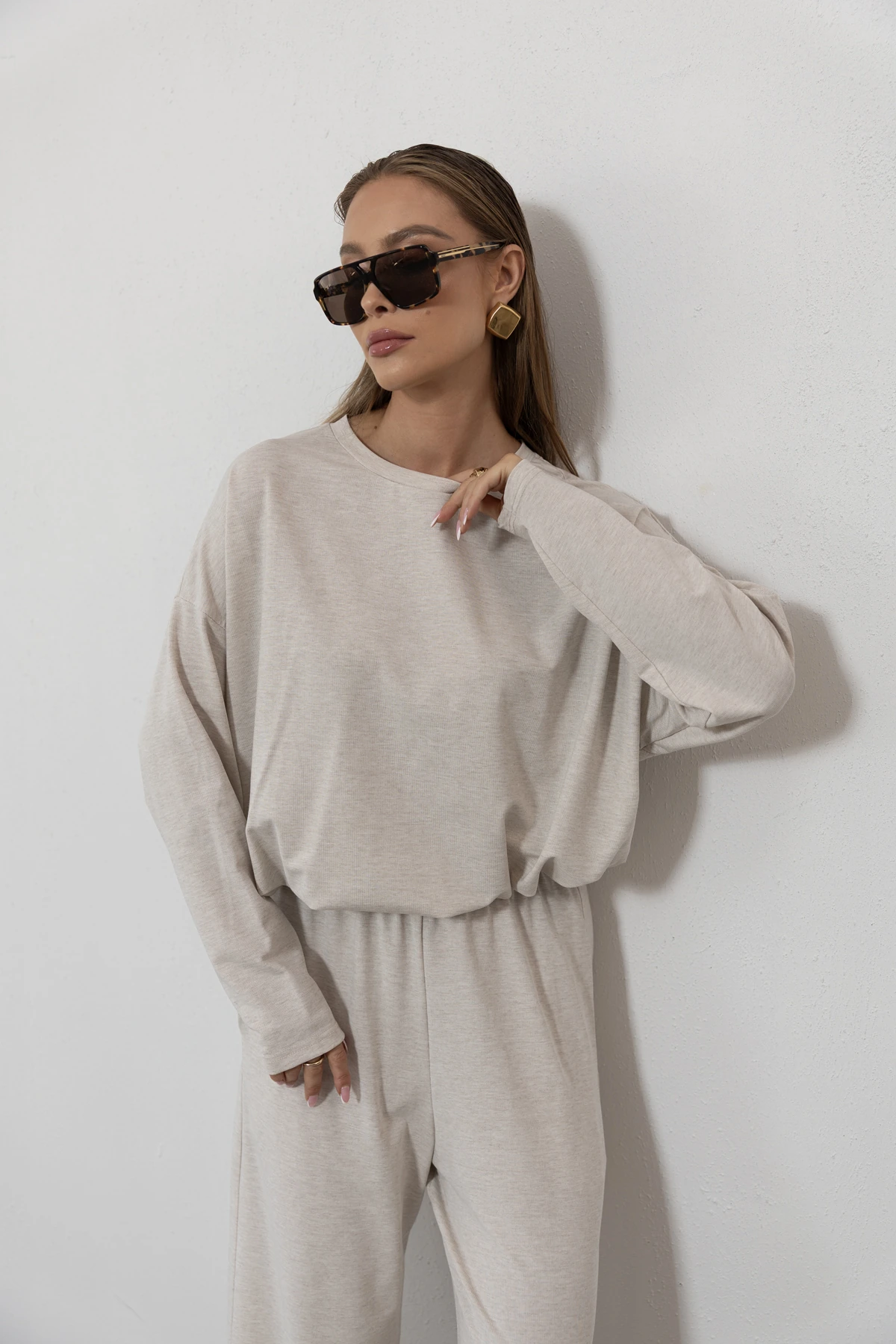 Nomada - bluzka oversize ze ściągaczem gładka dzianina kolor Latte / kremowy