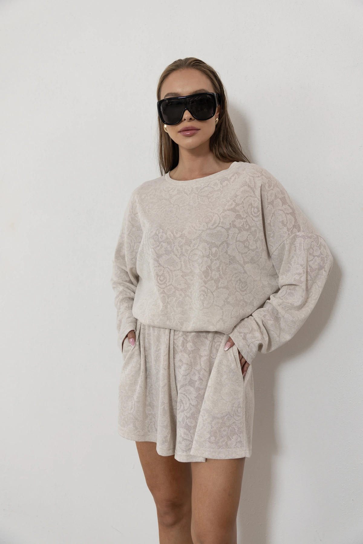 Nomada - bluzka oversize ze ściągaczem ażurowa dzianina róża kolor Latte / kremowy