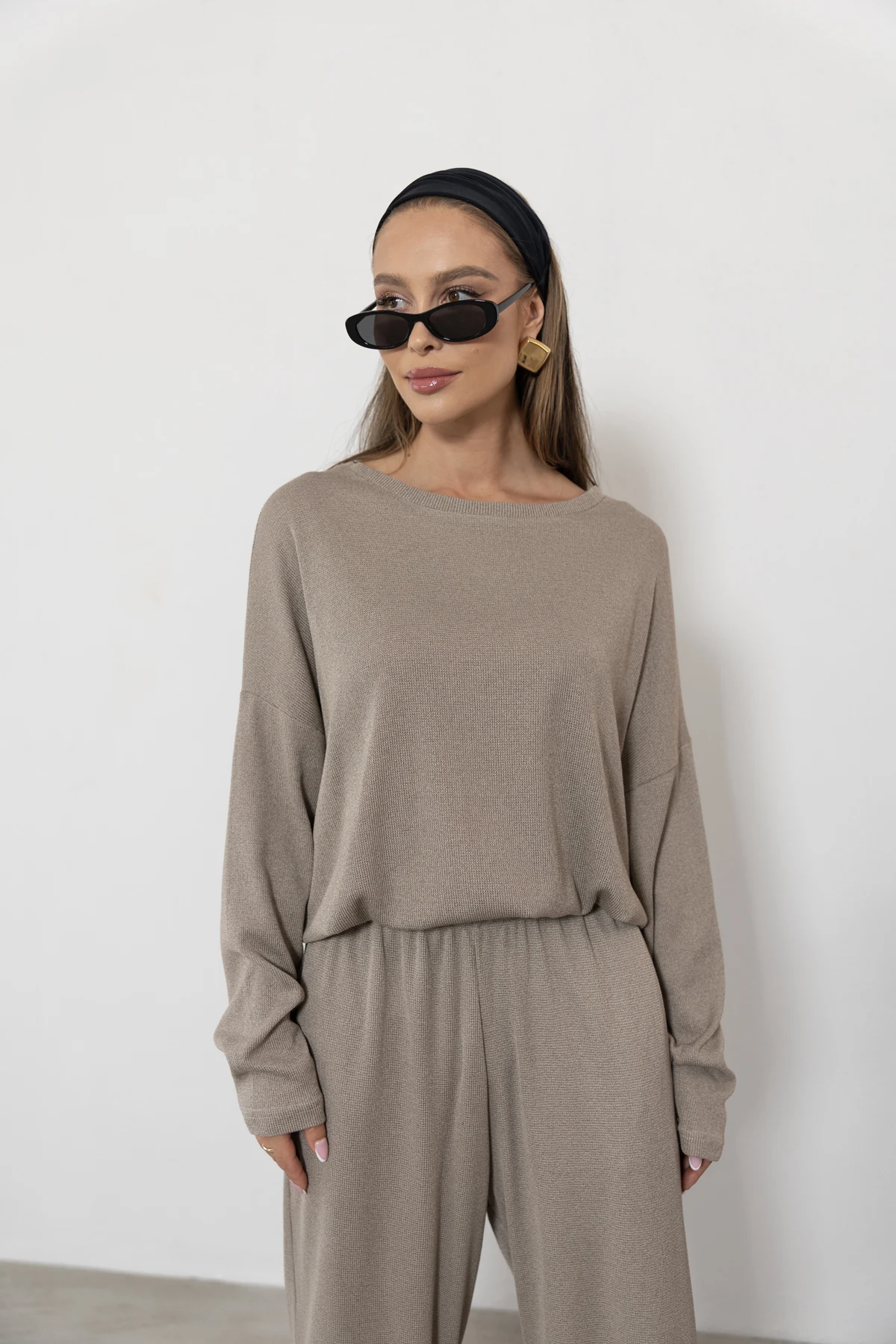 Nomada Cappuccino - bluzka oversize ze ściągaczem sweterkowa dzianina kolor chłodny beż