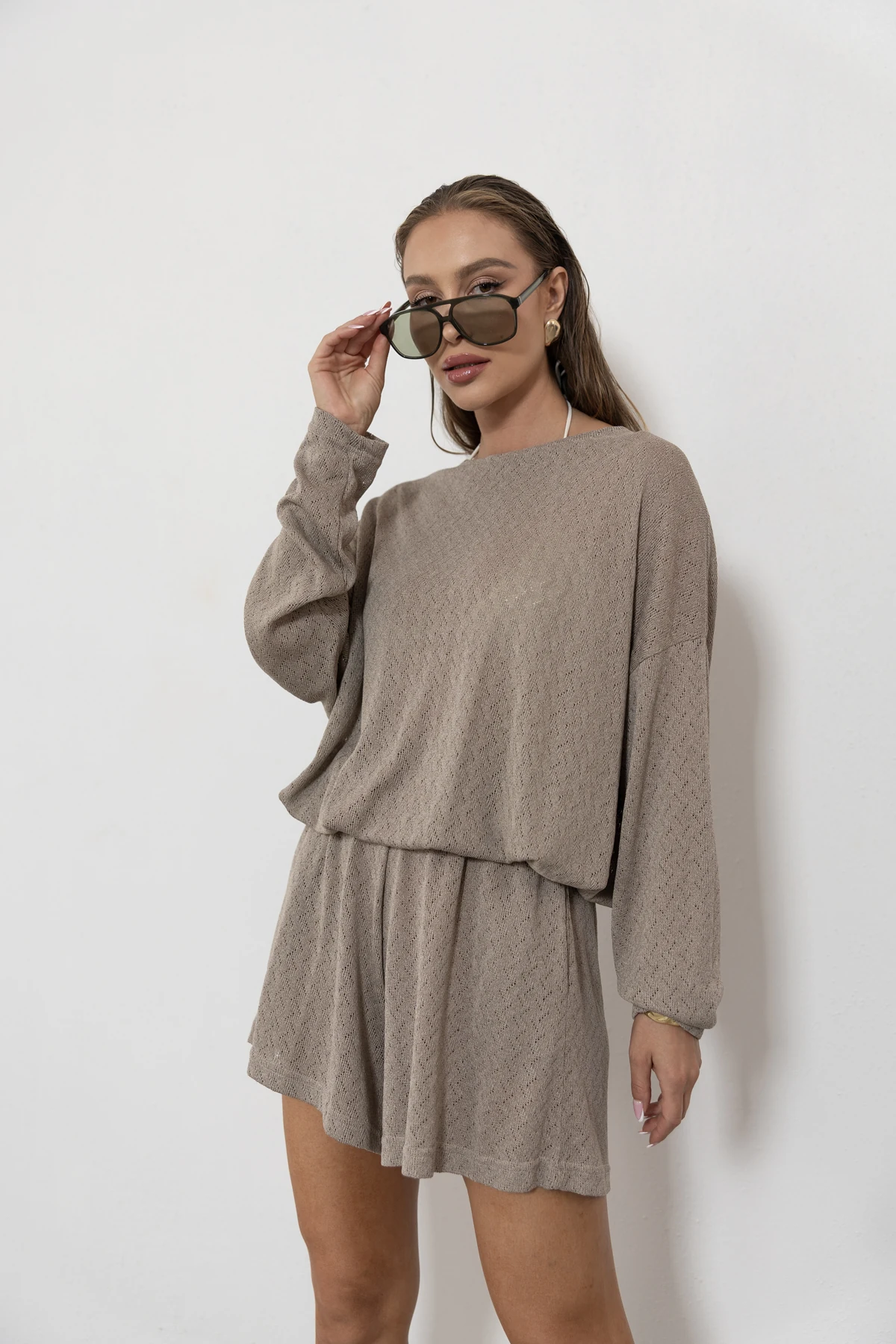 Nomada Cappuccino - bluzka oversize ze ściągaczem ażurowa dzianina jodełka kolor chłodny beż