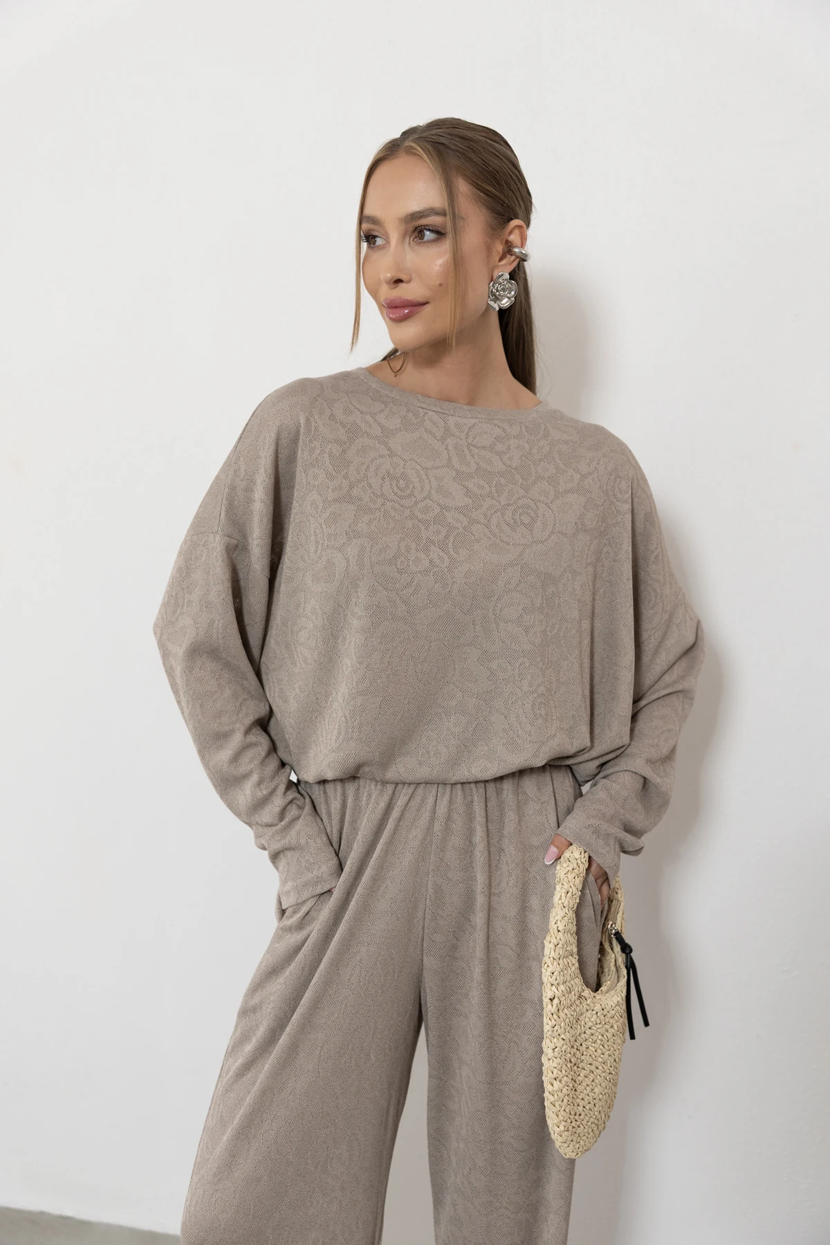Nomada Cappuccino - bluzka oversize ze ściągaczem ażurowa dzianina róża kolor chłodny beż
