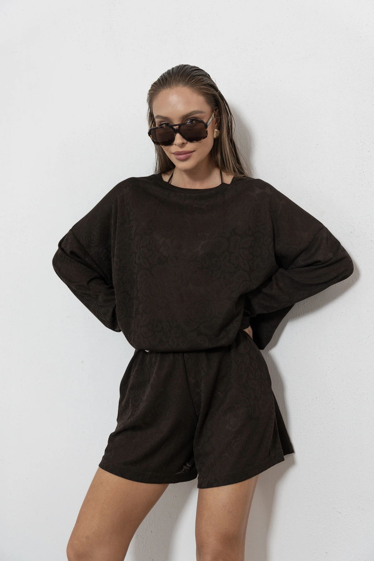 Nomada Mokka - bluzka oversize ze ściągaczem ażurowa dzianina róża kolor ciemny brązowy