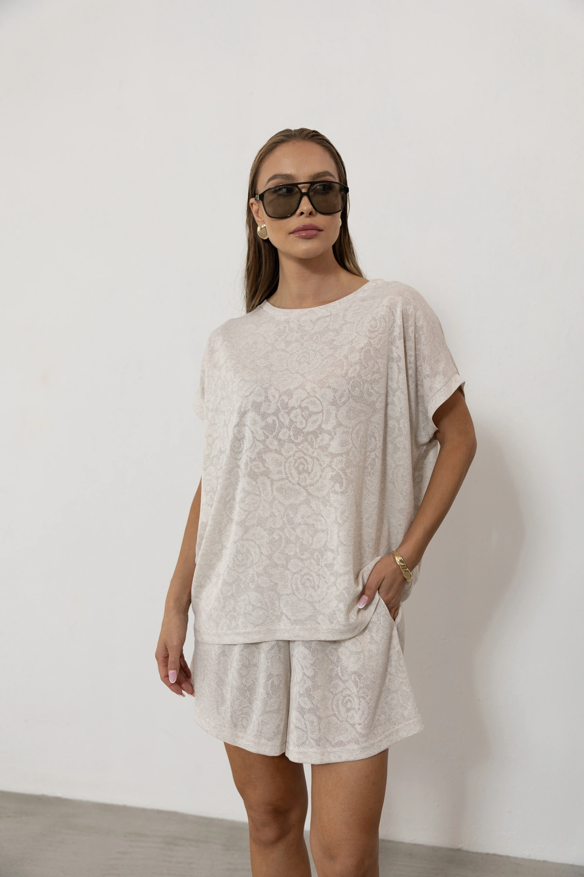 Solena - luźny t-shirt oversize ażurowa dzianina róża kolor Latte / kremowy
