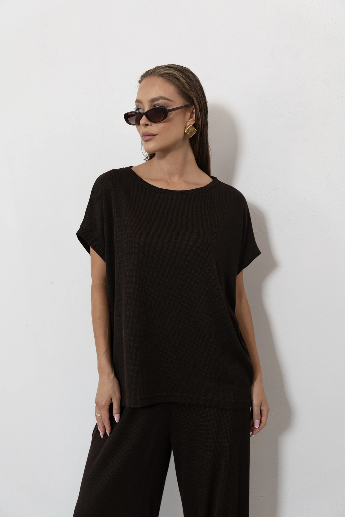 Solena - luźny t-shirt oversize sweterkowa dzianina kolor Mokka / ciemny brąz